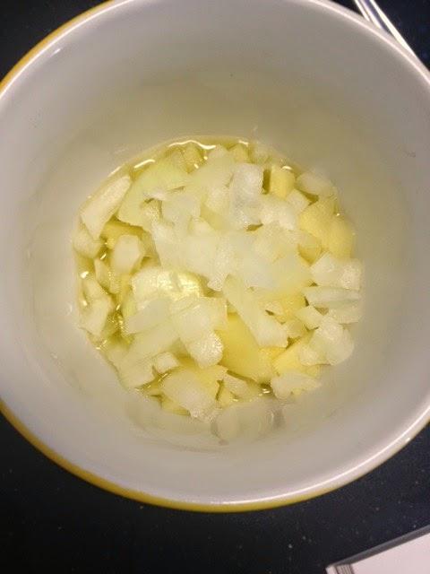 MUG CAKE DE PATATA , CEBOLLA, QUESO CABRA Y JAMÓN AROMATIZADO CON TOMILLO MUG CAKE DE PATATA , CEBOLLA, QUESO CABRA Y JAMÓN AROMATIZADO CON TOMILLO