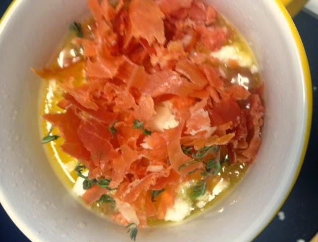 MUG CAKE DE PATATA , CEBOLLA, QUESO CABRA Y JAMÓN AROMATIZADO CON TOMILLO MUG CAKE DE PATATA , CEBOLLA, QUESO CABRA Y JAMÓN AROMATIZADO CON TOMILLO