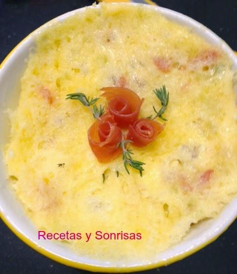 MUG CAKE DE PATATA , CEBOLLA, QUESO CABRA Y JAMÓN AROMATIZADO CON TOMILLO MUG CAKE DE PATATA , CEBOLLA, QUESO CABRA Y JAMÓN AROMATIZADO CON TOMILLO