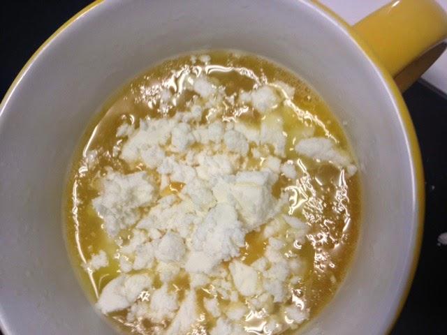 MUG CAKE DE PATATA , CEBOLLA, QUESO CABRA Y JAMÓN AROMATIZADO CON TOMILLO MUG CAKE DE PATATA , CEBOLLA, QUESO CABRA Y JAMÓN AROMATIZADO CON TOMILLO