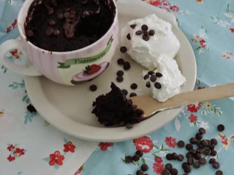 BROWNNIE MUG CAKE CON CHIPS DE CHOCOLATE BROWNNIE MUG CAKE CON CHIPS DE CHOCOLATE