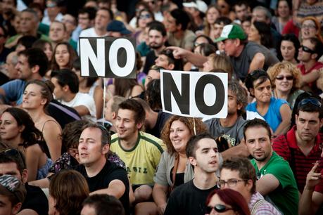 PROTESTAR ES FÁCIL. PROPONER Y SOLUCIONAR, DIFÍCIL Raro es el día en que las manifestaciones de protesta no protagonizan portadas, ya sean en la calle con pancarta o con micrófono en la rueda de prensa: quejarse cuesta muchísimo menos que resolver, ge... PROTESTAR ES FÁCIL. PROPONER Y SOLUCIONAR, DIFÍCIL Raro es el día en que las manifestaciones de protesta no protagonizan portadas, ya sean en la calle con pancarta o con micrófono en la rueda de prensa: quejarse cuesta muchísimo menos que resolver, ge...