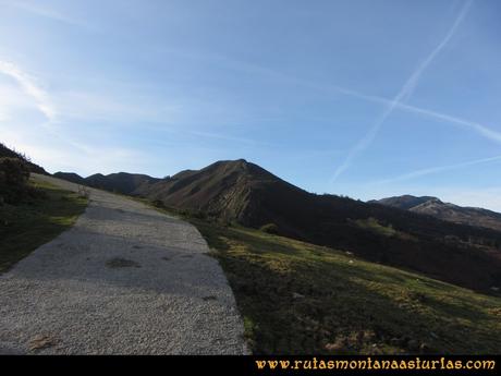 Ruta PR AS-46 Pico Mua: Vista del pico Casielles Ruta PR AS-46 Pico Mua: Vista del pico Casielles