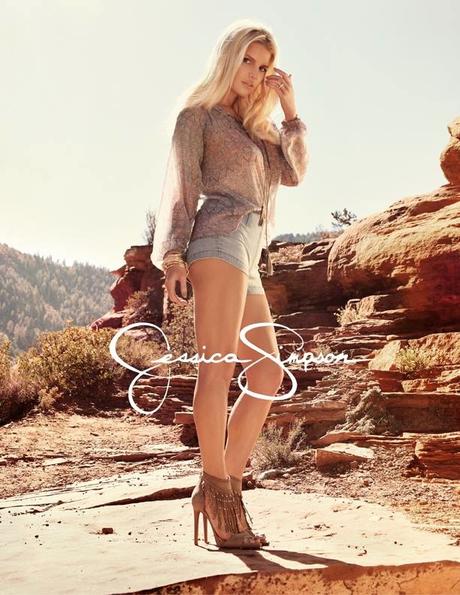 Jessica Simpson luce shorts en su campaña de primavera