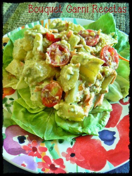 Ensalada veraniega con aderezo de palta