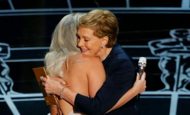 Lady Gaga abraza a Julie Andrews en los OSCARS 2015!?