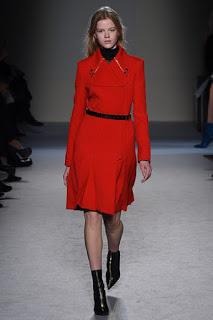 Roland Mouret vuelve a sus raíces para el próximo otoño Roland Mouret vuelve a sus raíces para el próximo otoño