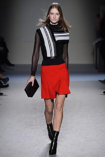 Roland Mouret vuelve a sus raíces para el próximo otoño Roland Mouret vuelve a sus raíces para el próximo otoño
