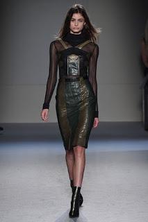 Roland Mouret vuelve a sus raíces para el próximo otoño Roland Mouret vuelve a sus raíces para el próximo otoño