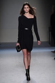 Roland Mouret vuelve a sus raíces para el próximo otoño Roland Mouret vuelve a sus raíces para el próximo otoño