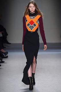 Roland Mouret vuelve a sus raíces para el próximo otoño Roland Mouret vuelve a sus raíces para el próximo otoño