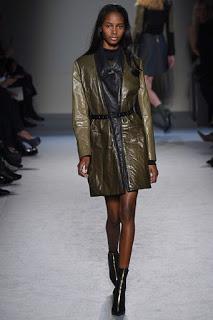 Roland Mouret vuelve a sus raíces para el próximo otoño Roland Mouret vuelve a sus raíces para el próximo otoño