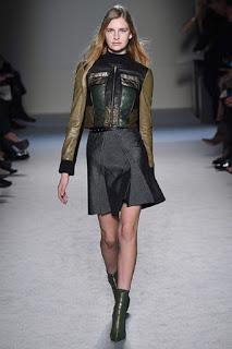 Roland Mouret vuelve a sus raíces para el próximo otoño Roland Mouret vuelve a sus raíces para el próximo otoño