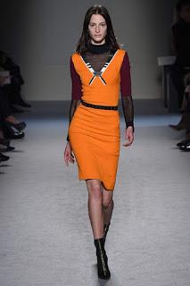 Roland Mouret vuelve a sus raíces para el próximo otoño Roland Mouret vuelve a sus raíces para el próximo otoño