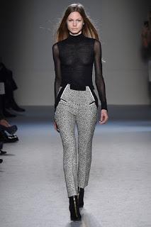Roland Mouret vuelve a sus raíces para el próximo otoño Roland Mouret vuelve a sus raíces para el próximo otoño