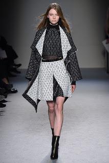 Roland Mouret vuelve a sus raíces para el próximo otoño Roland Mouret vuelve a sus raíces para el próximo otoño