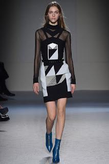 Roland Mouret vuelve a sus raíces para el próximo otoño Roland Mouret vuelve a sus raíces para el próximo otoño