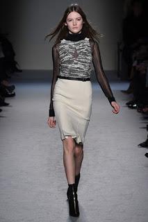 Roland Mouret vuelve a sus raíces para el próximo otoño Roland Mouret vuelve a sus raíces para el próximo otoño