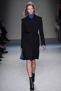 Roland Mouret vuelve a sus raíces para el próximo otoño Roland Mouret vuelve a sus raíces para el próximo otoño