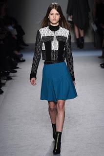 Roland Mouret vuelve a sus raíces para el próximo otoño Roland Mouret vuelve a sus raíces para el próximo otoño
