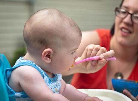 Introducción de alimentos sólidos en los bebés