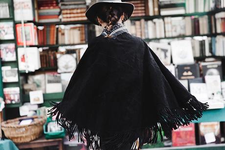Fringed_Suede_Poncho-Maje-Exclusive-Bandana-Hat-Skinny_Jeans-Outfit_Street_Style-10