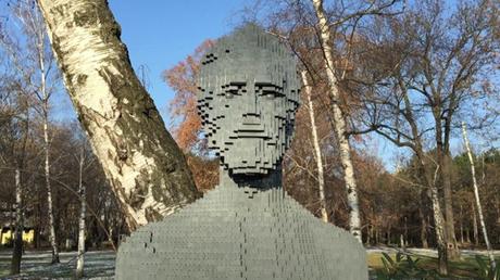 Lego “devuelve” dos estatuas robadas a un parque de Budapest Lego “devuelve” dos estatuas robadas a un parque de Budapest