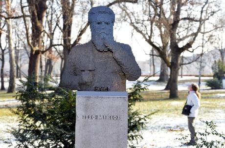 Lego “devuelve” dos estatuas robadas a un parque de Budapest Lego “devuelve” dos estatuas robadas a un parque de Budapest