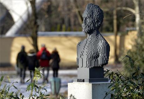 Lego “devuelve” dos estatuas robadas a un parque de Budapest Lego “devuelve” dos estatuas robadas a un parque de Budapest