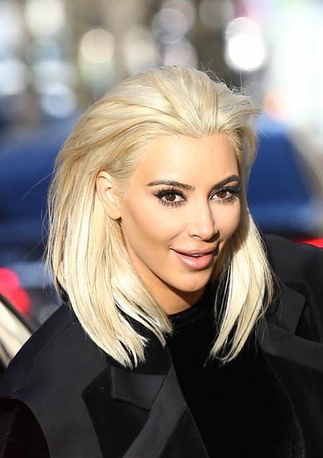 Kim Kardashian rubia platino