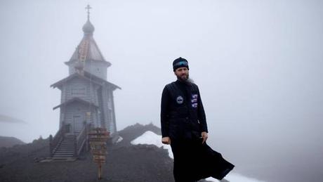 El sacerdote ortodoxo ruso Sophrony Kirilov, de 38 años, de la Iglesia de la Santísima Trinidad en la isla Rey Jorge, Antártida. (AP)