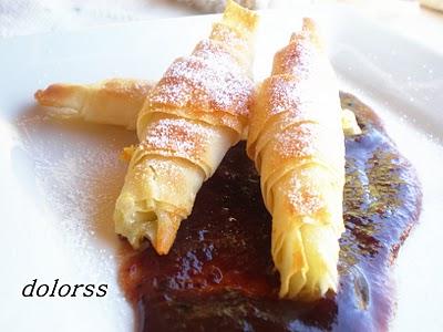 ROLLITOS CRUJIENTES DE TORTA DEL CASAR CON COULIS DE MEMBRILLO ROLLITOS CRUJIENTES DE TORTA DEL CASAR CON COULIS DE MEMBRILLO