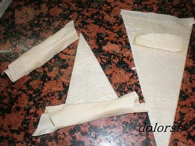 ROLLITOS CRUJIENTES DE TORTA DEL CASAR CON COULIS DE MEMBRILLO ROLLITOS CRUJIENTES DE TORTA DEL CASAR CON COULIS DE MEMBRILLO