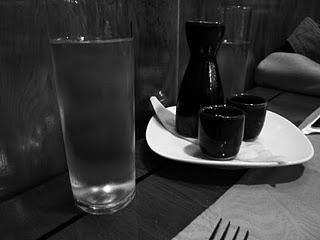 He vuelto para cuidarte los sentimientos y dejarte deshacerme los tejidos. He vuelto para cuidarte los sentimientos y dejarte deshacerme los tejidos.