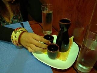 He vuelto para cuidarte los sentimientos y dejarte deshacerme los tejidos. He vuelto para cuidarte los sentimientos y dejarte deshacerme los tejidos.