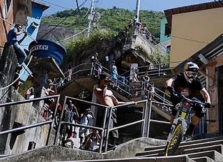 Descenso brutal en bici por las calles de Rio: Desafio