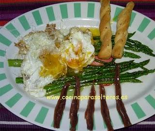 ESPÁRRAGOS CON HUEVOS ROTOS