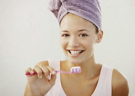 Dientes blancos y cabello limpio con bicarbonato Dientes blancos y cabello limpio con bicarbonato