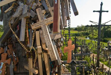 Existe una colina de cruces en Lituania cruces colgando en la colina de las cruces en Lituania