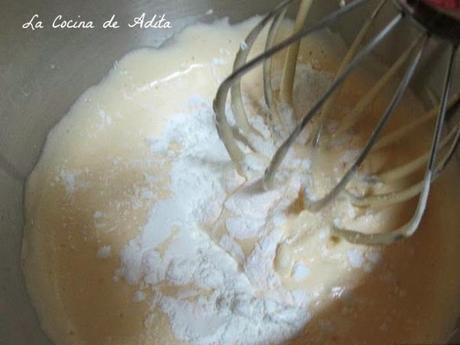 Tarta capuchina decorada con merengue y almendras Tarta capuchina decorada con merengue y almendras