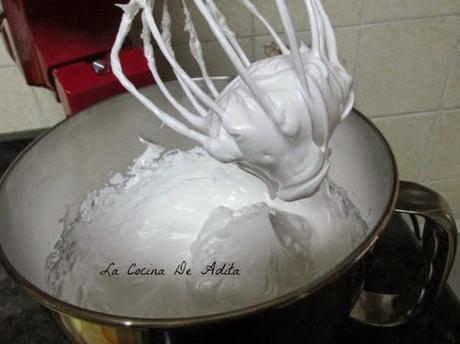 Tarta capuchina decorada con merengue y almendras Tarta capuchina decorada con merengue y almendras
