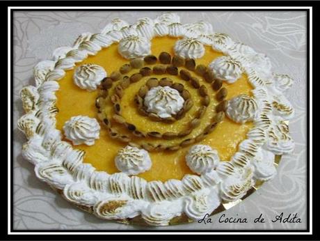 Tarta capuchina decorada con merengue y almendras Tarta capuchina decorada con merengue y almendras