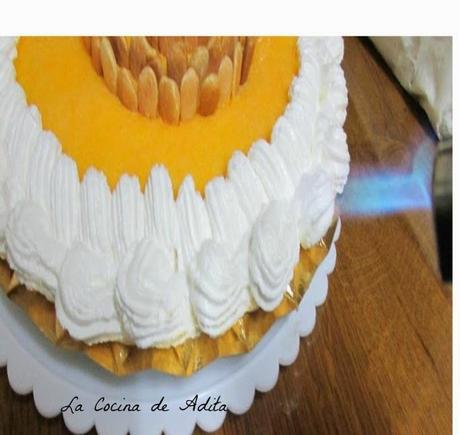 Tarta capuchina decorada con merengue y almendras Tarta capuchina decorada con merengue y almendras