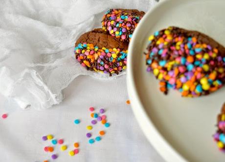 Galletas triple chocolate con sprinkles de colores Galletas triple chocolate con sprinkles de colores