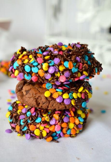 Galletas triple chocolate con sprinkles de colores Galletas triple chocolate con sprinkles de colores