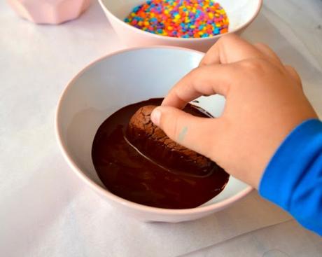 Galletas triple chocolate con sprinkles de colores Galletas triple chocolate con sprinkles de colores