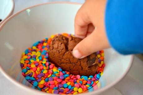 Galletas triple chocolate con sprinkles de colores Galletas triple chocolate con sprinkles de colores
