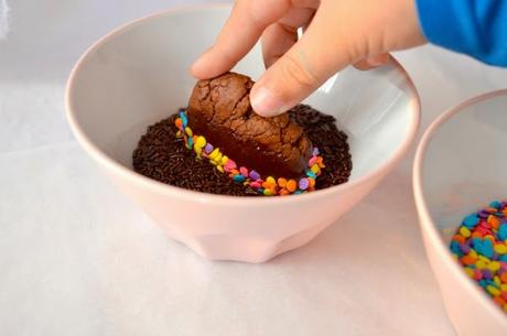 Galletas triple chocolate con sprinkles de colores Galletas triple chocolate con sprinkles de colores
