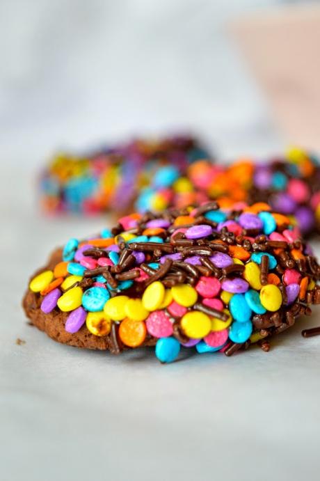 Galletas triple chocolate con sprinkles de colores Galletas triple chocolate con sprinkles de colores