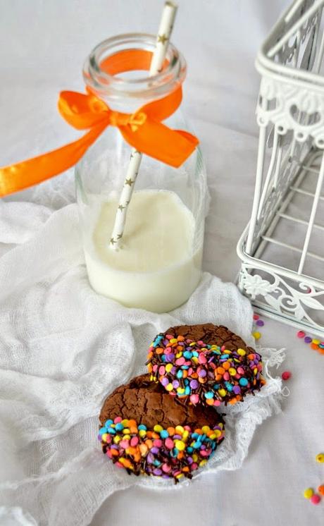 Galletas triple chocolate con sprinkles de colores Galletas triple chocolate con sprinkles de colores
